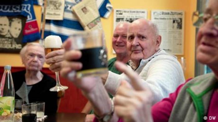 News video: Zurück ins Leben: eine Kneipe für Demenzkranke