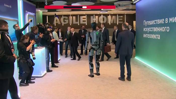 News video: Tanzender Roboter begrüßt Putin: Er will 38 neue Atomreaktoren bauen