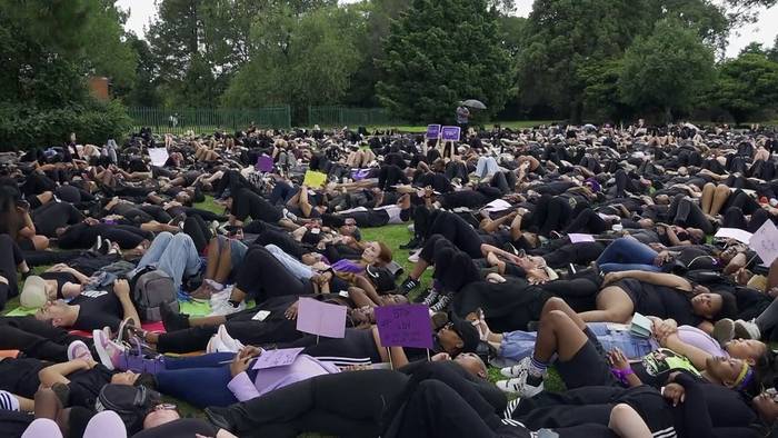 News video: Südafrikanerinnen setzen ein starkes Zeichen gegen Frauenmorde