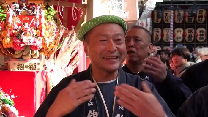 News video: Tokios jahrhundertealtes Tori-no-ichi lockt Besucher zum Ootori-Schrein
