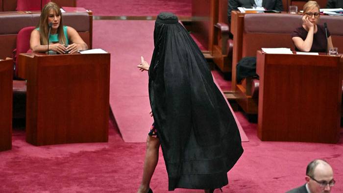 News video: Australisches Parlament suspendiert Senatorin Pauline Hanson wegen Burka im Parlament