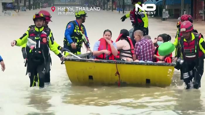 News video: Rettungskräfte retten fünfköpfige Familie bei heftigem Hochwasser vom Dach in Hat Yai, Thailand