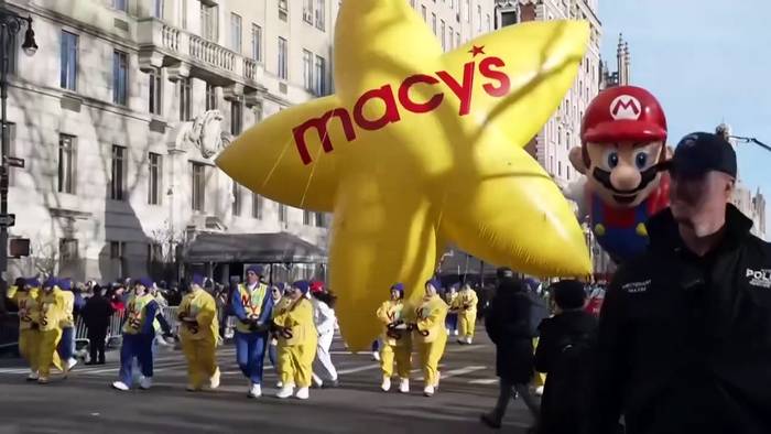 News video: Macy's Thanksgiving Day Parade: Buzz Lightyear und Pac-Man schweben über dem kalten New York