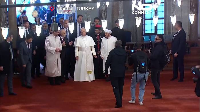 News video: Papst Leo XIV. betet kurz in Istanbuls Blauer Moschee
