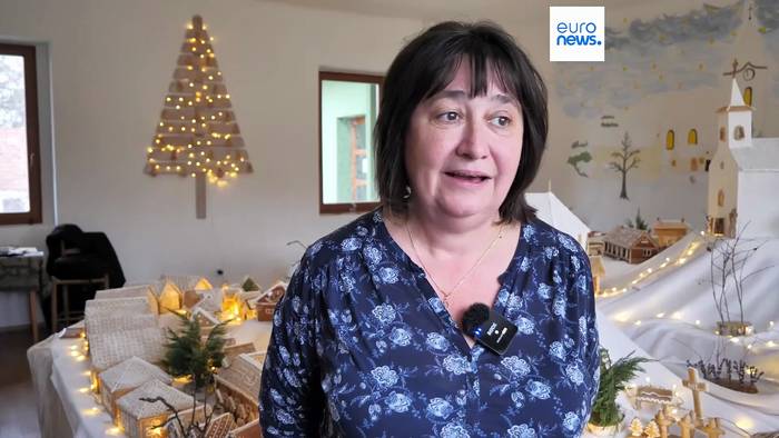 Video: 90 Kilo Mehl, 500 Eier: Ungarische Gemeinde baut ganzes Dorf aus Lebkuchen