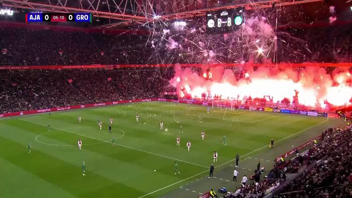 News video: Feuerwerk zwingt Ajax-Spiel in Amsterdam zum Abbruch