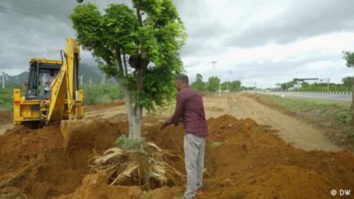 News video: Wie in Indien alte Bäume vor dem Straßenbau gerettet werden