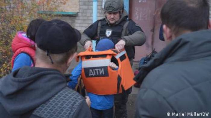 News video: Ukraine: Wie eine Spezialeinheit Zivilisten rettet