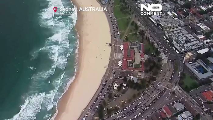 News video: Hunderte legen am Tatort der tödlichen Schießerei am Bondi Beach Blumen nieder
