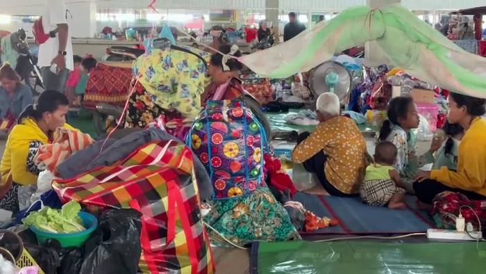 News video: Über 300.000 Menschen fliehen in Kambodscha nahe der thailändischen Grenze