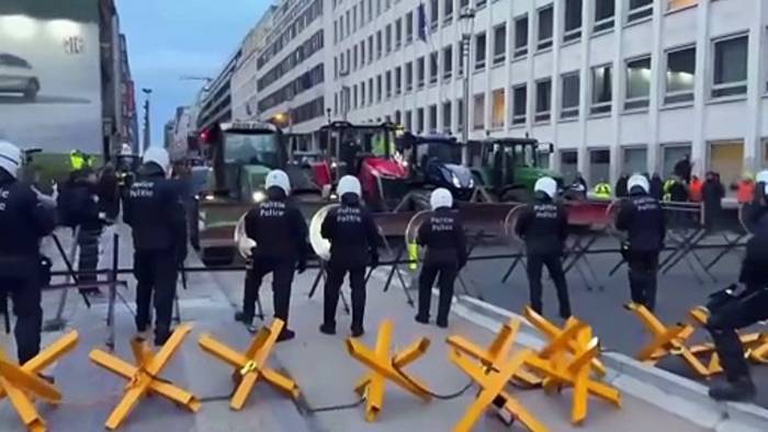News video: Landwirte aus 27 EU-Ländern protestieren in Brüssel gegen EU-Mercosur-Deal, Krawalle mit der Polizei