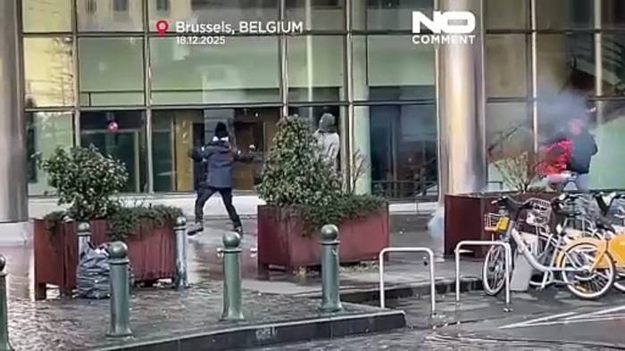 News video: Bauern und Polizei geraten nahe dem Europaparlament in Brüssel aneinander