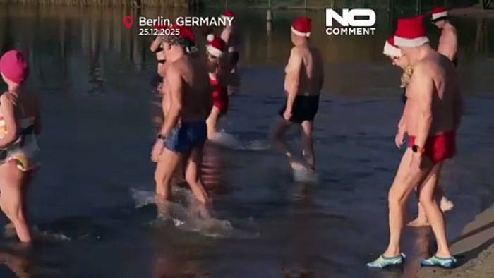 News video: Eisbader springen am ersten Weihnachtsfeiertag in Berlin ins Wasser