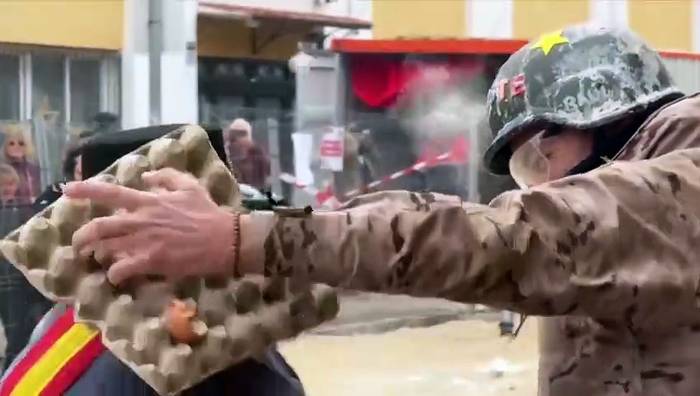 News video: Els Enfarinats: Mehl- und Eierschlacht beim spanischen Traditionsfest