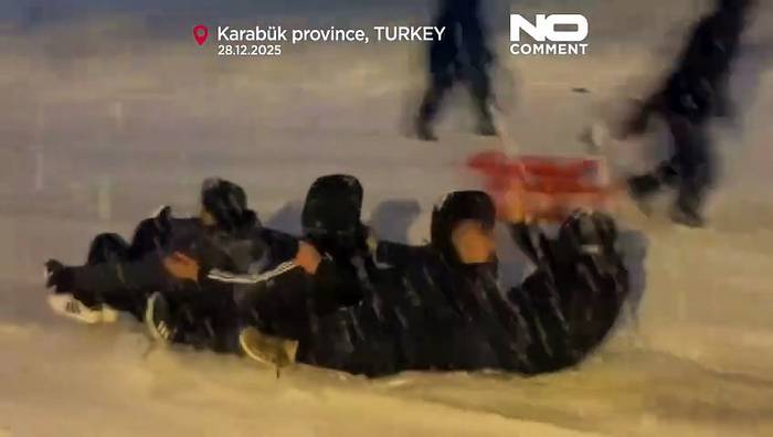 News video: Heftiger Schneefall zwingt Schulen in 14 türkischen Provinzen zur Schließung, Kinder freuen sich