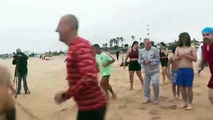 News video: Traditionelles Neujahrsbaden: Am Strand von Carcavelos bei Lissabon trotzen Schwimmer der Kälte