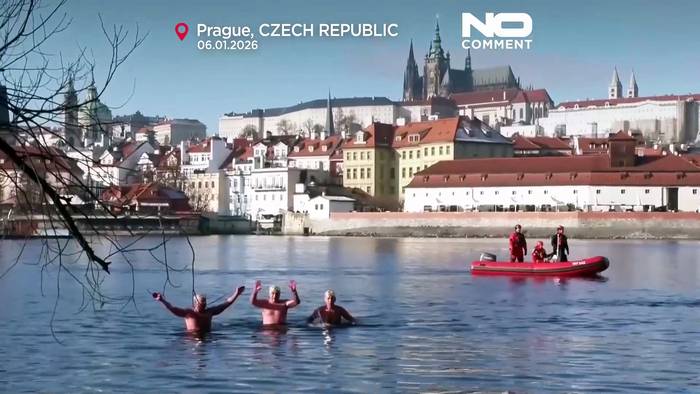 News video: Über 40 Schwimmer trotzen der eisigen Moldau beim Prager Dreikönigsschwimmen