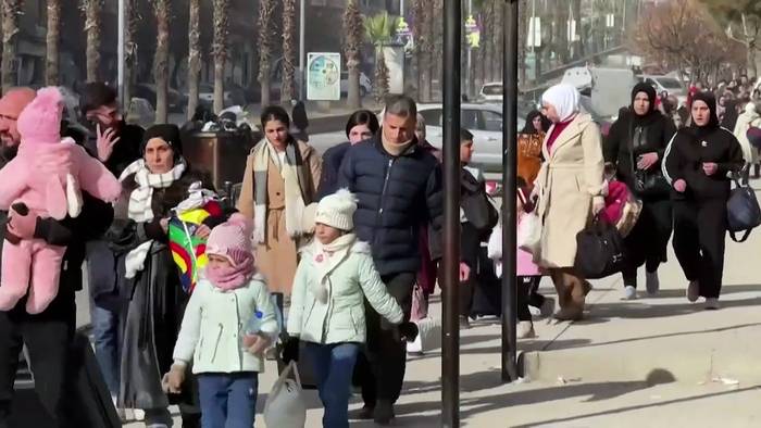 News video: Aleppo: Zivilisten fliehen, syrische Armee riegelt mehrheitlich kurdische Gebiete ab