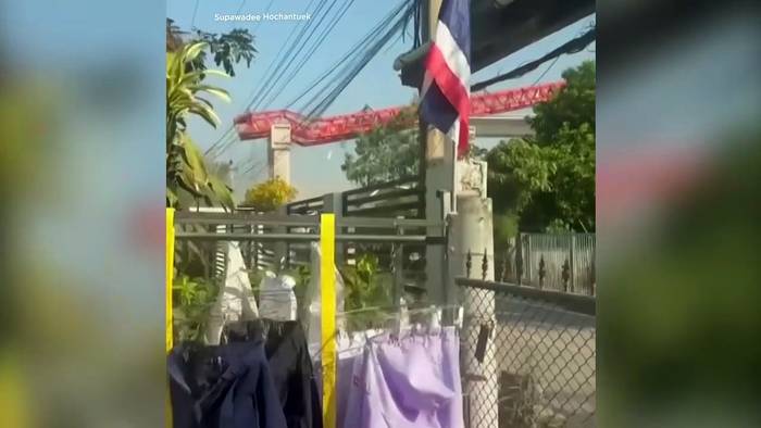News video: Kran stürzt auf Zug in Thailand, mindestens 30 Tote, Dutzende Verletzte