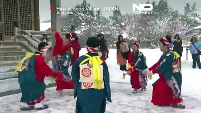 News video: Japan: Traditionelles Mochi-Stampfen im verschneiten Dorf in Aomori