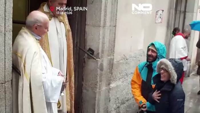 News video: Weihwasser-Segen für Hunde und Katzen in Madrid