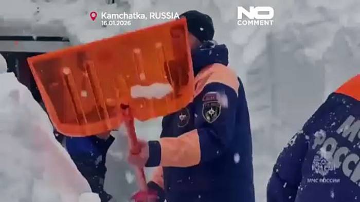 News video: Helfer befreien in Russlands Kamtschatka Häuser aus tiefen Schneeverwehungen