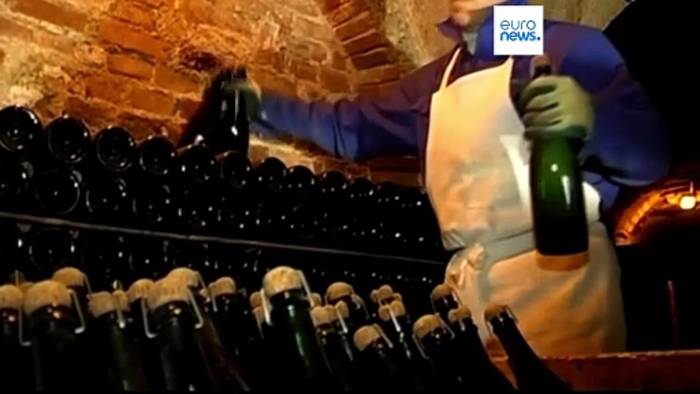 News video: Trump droht Macron mit 200-Prozent-Zöllen auf französischen Wein und Champagner