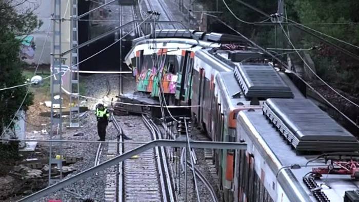 News video: Zugunglück bei Barcelona: Rettungskräfte rücken zur Unfallstelle aus