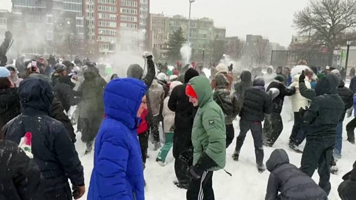 News video: New Yorkerinnen und New Yorker feiern Schneeballschlacht trotz heftigen Wintersturms
