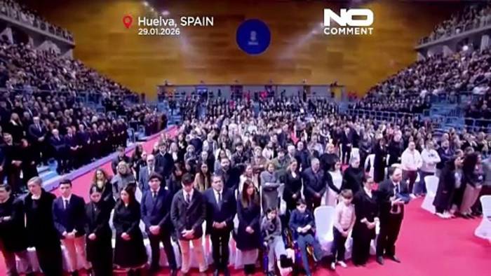 News video: König Felipe und Königin Letizia bei Gedenkmesse für Opfer des Zugunglücks in Spanien