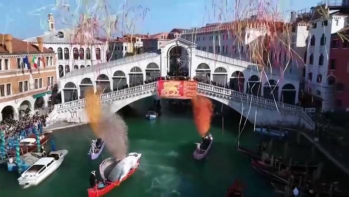 News video: Karneval in Venedig startet mit buntem Bootskorso und Verweis auf Olympia 2026