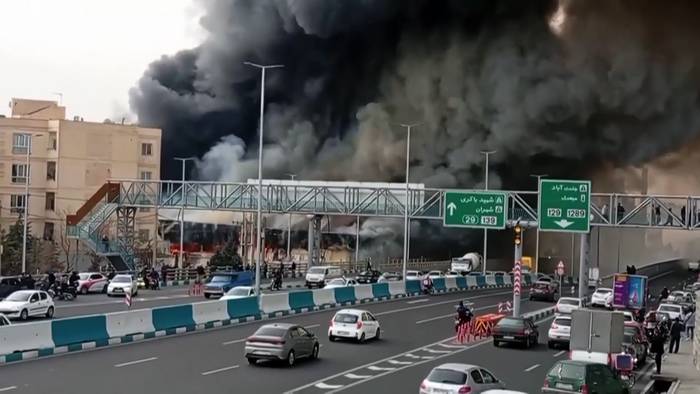 News video: Iran: Großbrand auf Teheraner Markt hüllt Verkehr in dichte Rauchwolken