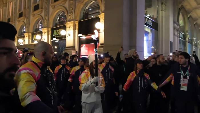 Video: Olympische Flamme erleuchtet Mailand – Menschenmassen füllen den Domplatz