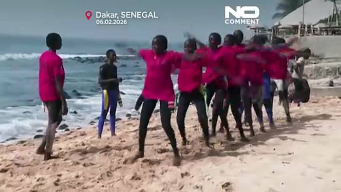 Video: Surf-Akademie in Dakar holt Mädchen zurück in die Schule