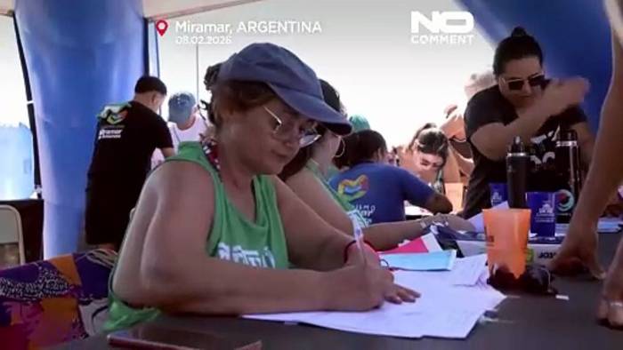 News video: Weltrekordversuch: Schwimmer treiben im argentinischen Salzsee Mar Chiquita