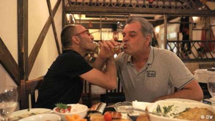 News video: Zwischen Rauch, Rakija und Realität: Die Welt der Kafanas