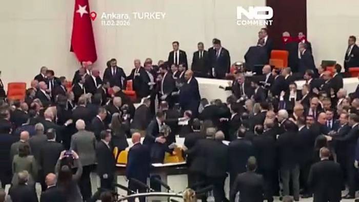 News video: Faustkampf im türkischen Parlament um neuen Justizminister