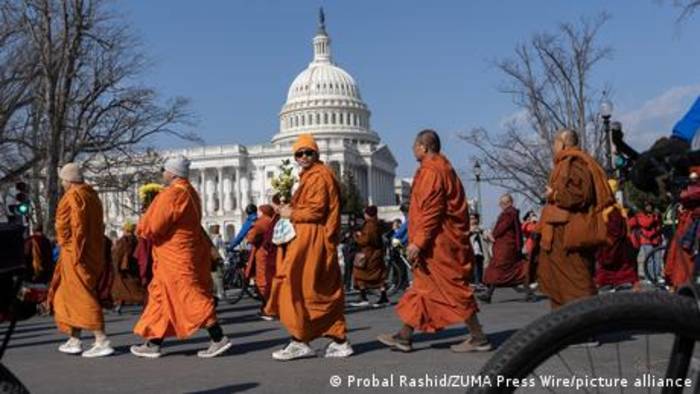 News video: Mönche marschieren für Frieden quer durch die USA