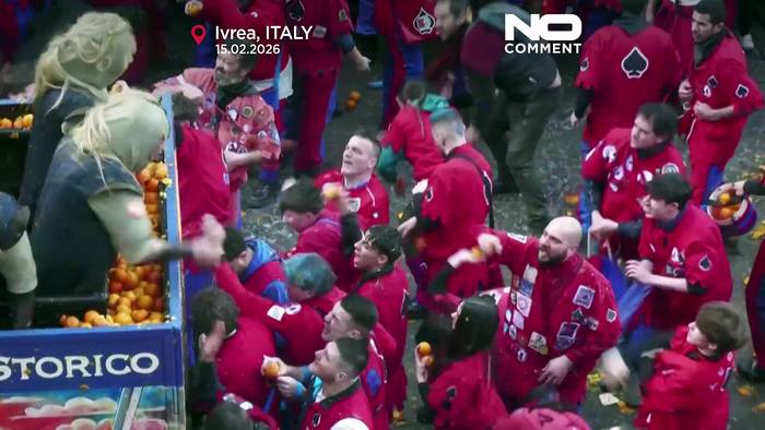 News video: In Ivrea fliegen die Orangen: dreitägige Karnevalsschlacht auf den Straßen