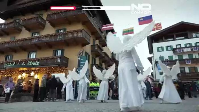 News video: Olympiafans feiern Italiens bunten Karneval in Cortina