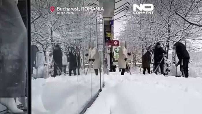 News video: Starker Schneefall legt Bukarest lahm – Verkehr kommt ins Stocken