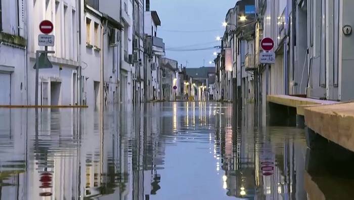 News video: Regenrekord im Westen Frankreichs: Überschwemmungen lösen rote Alarmstufe aus