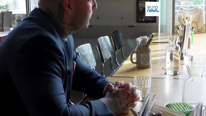 News video: Bedroht, belagert, bankrott: Opfer von Schutzgelderpressung packt aus