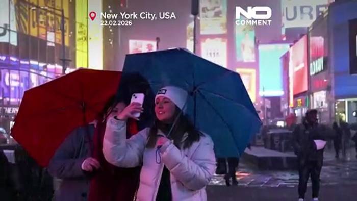 News video: Touristen genießen verschneites New York vor Verkehrsstopp