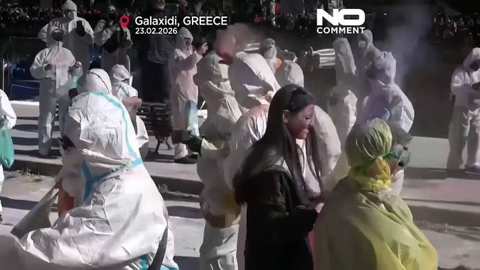 News video: Griechische Hafenstadt Galaxidi feiert bunte Mehlschlacht zum Sauberen Montag