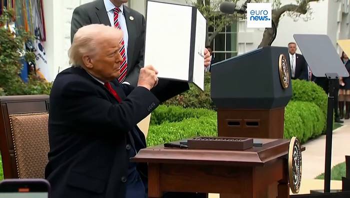 News video: Handelsabkommen mit USA aussetzen, fordert MdEP Andrews