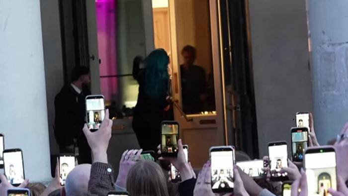 News video: Angèle feiert Bühnencomeback in Brüssel nach vierjähriger Pause