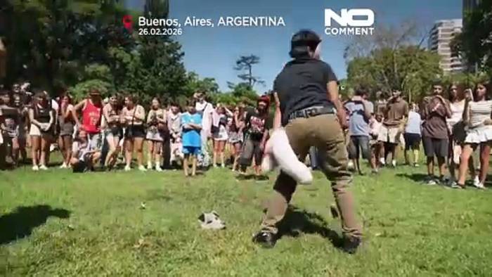 News video: Therian-Trend: Maskierte Jugendliche treffen sich als 'Tiere' in Buenos Aires