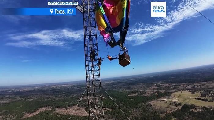 News video: Zwei Menschen gerettet: Heißluftballon hängt in 274 Metern Höhe fest