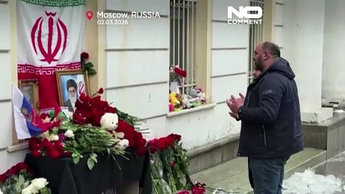 News video: Trauernde legen Blumen an provisorischer Khamenei-Gedenkstätte in Moskau nieder